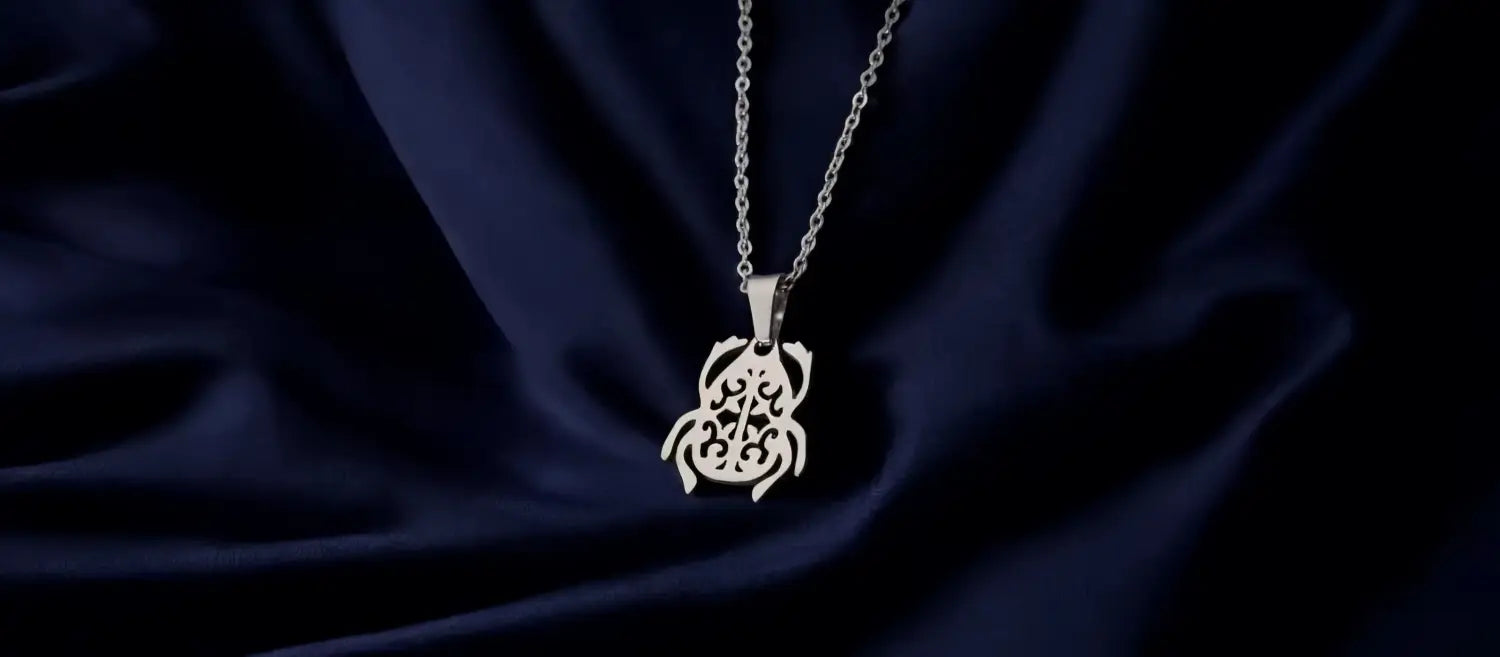 collier scarabée